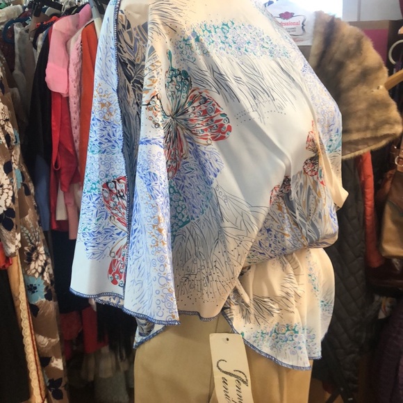 Vintage 1970’s/80’s - silky, butterfly print top - ties at sides - blousy style - Picture 5 of 7